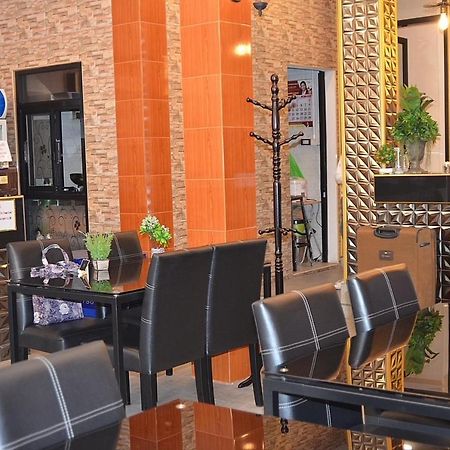 בנגקוק Baanpin Hotel & Cafe מראה חיצוני תמונה